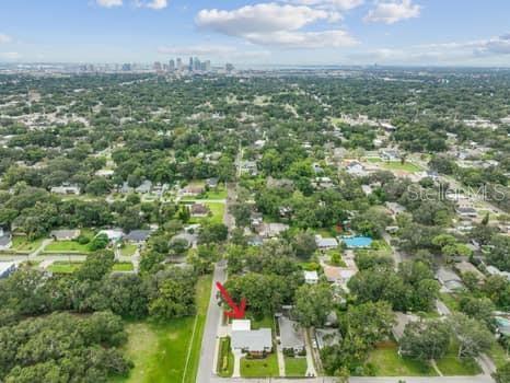 Less than 10 minutes to downtown Tampa, Armature Works, Tampa's Riverwalk, Channelside, Water Street, Raymond James Stadium and Ybor City.