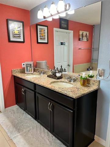 Double sink in the masted bedroom