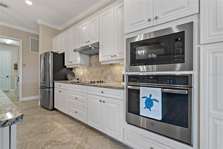 LOTS OF STORAGE SPACE IN THE KITCHEN!