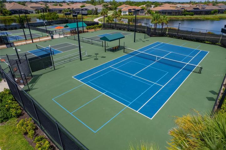 COMMUNITY TENNIS COURT!