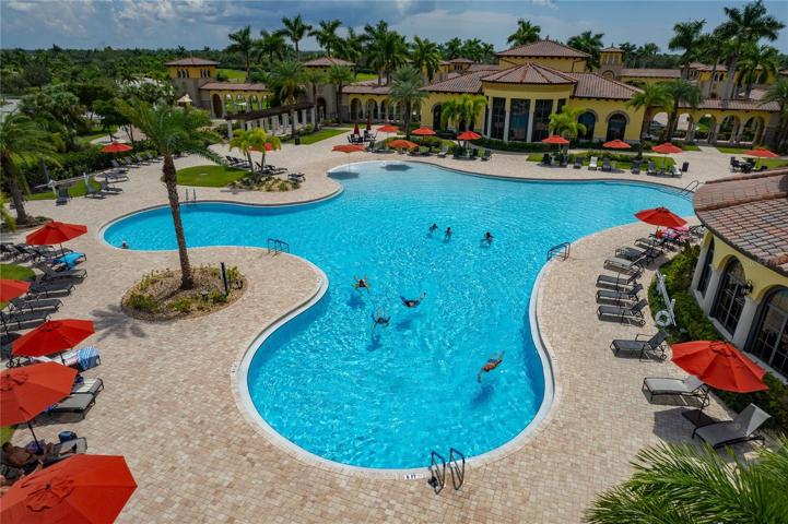 SPACIOUS COMMUNITY POOL!