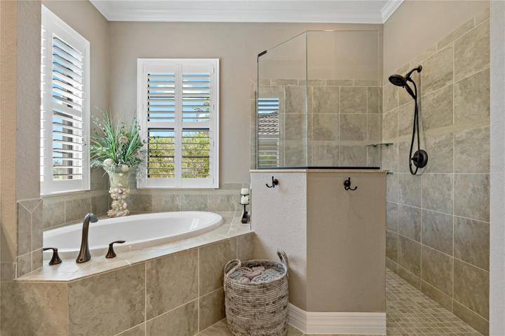 SOAKING TUB AND WALK IN SHOWER!