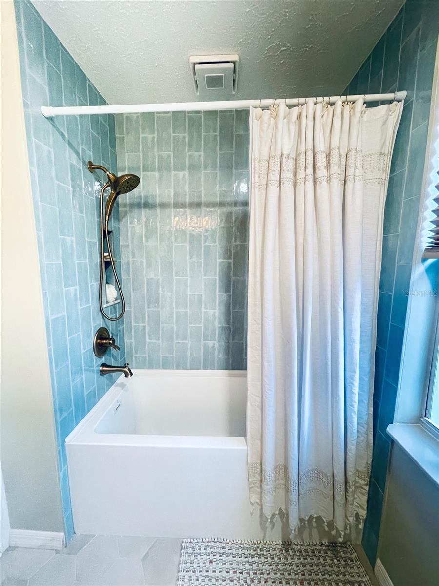 Large soaker tub/ shower combo with Bluetooth speaker/fan