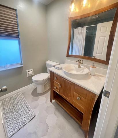Upstairs bath with teak vanity