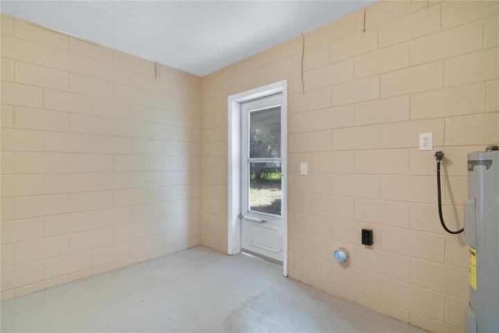 LAGRE LAUNDRY ROOM.