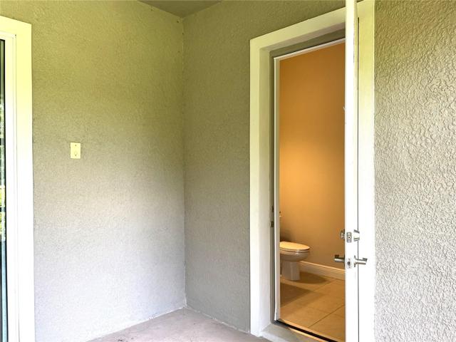 Bathroom off Lanai