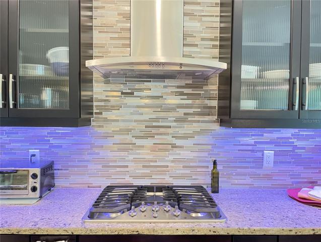 Backsplash and gas range