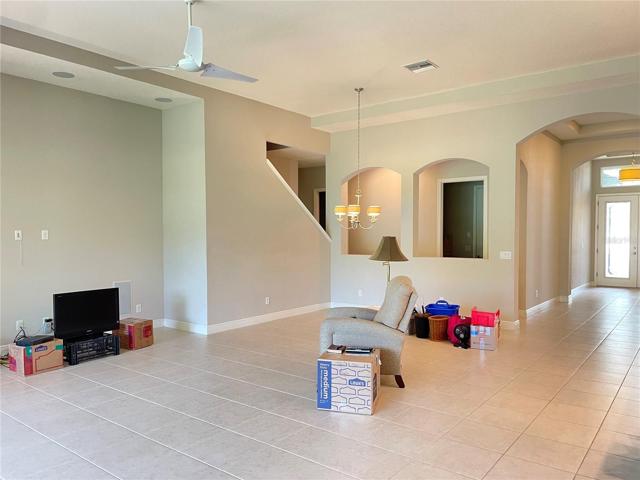 Open space in familyand dining room