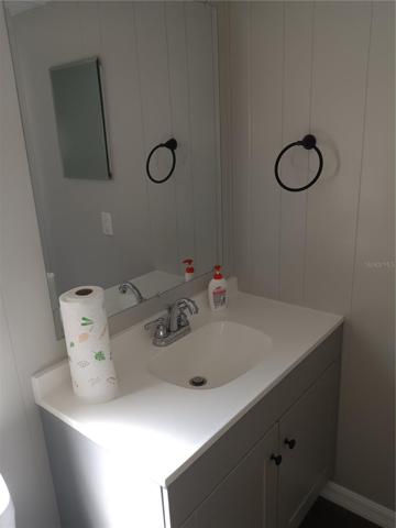 7920 E Pine Hollow Bathroom (8.5 X 5)