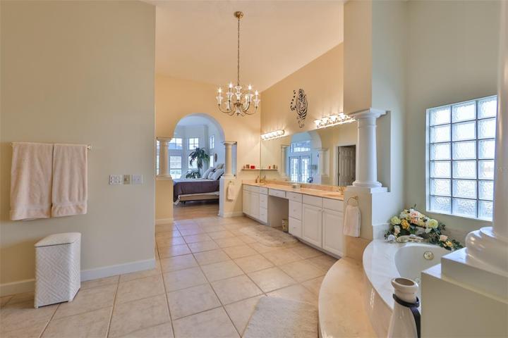 Large Primary Ensuite Bathroom