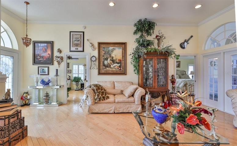arge Living/Dining Room, High Ceilings, Double French Doors to Rear Lanai