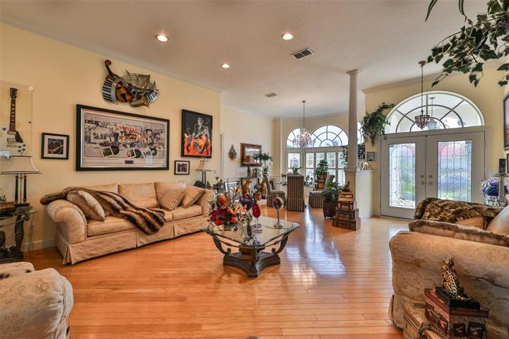 Large Living/Dining Room, High Ceilings, Glass Double Entry Doors