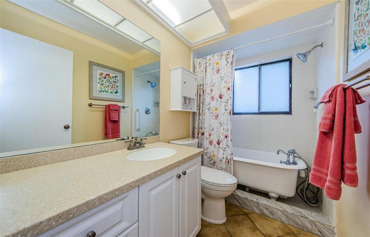 Guest bath with clawfoot tub/shower