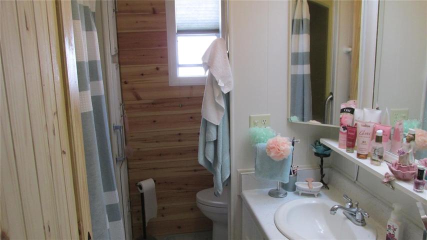 2nd bathroom ( tub and shower)