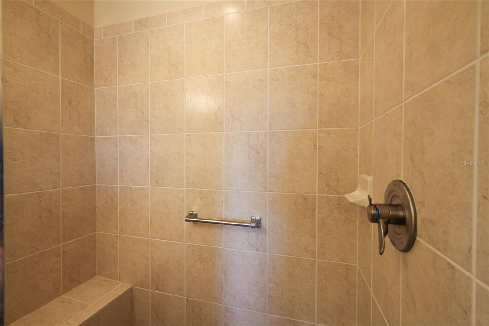 En suite w/tiled walk in shower