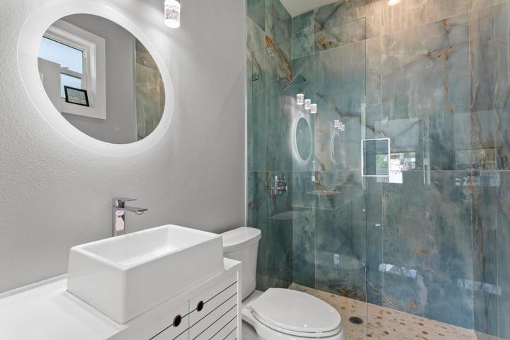 Full ensuite bath for the 2nd bedroom - additional access to the pool area