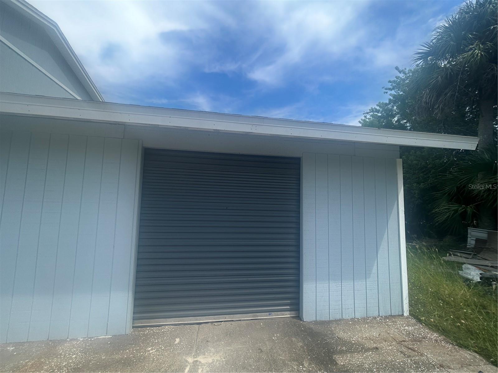 Grade level roll up door