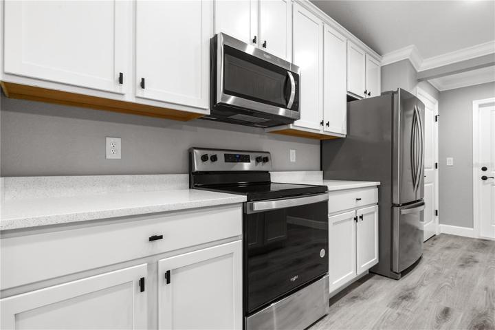 Upgraded shaker cabients, stainless steel appliances!