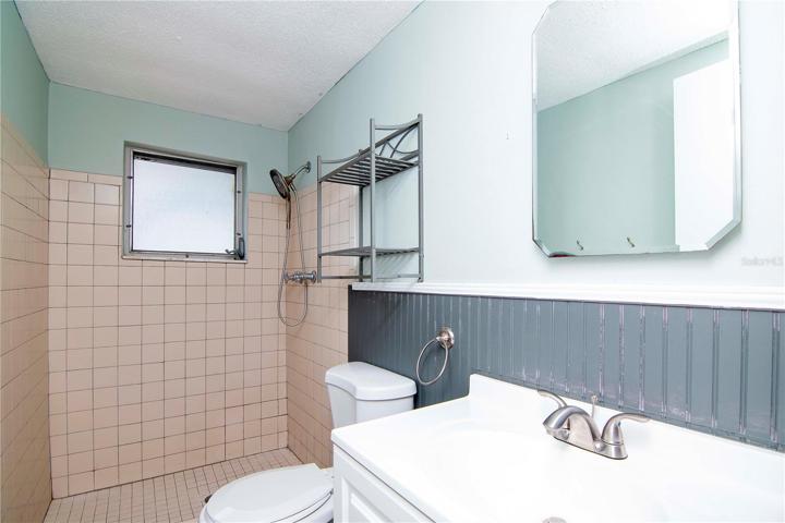 Bathroom to with Stand-In shower