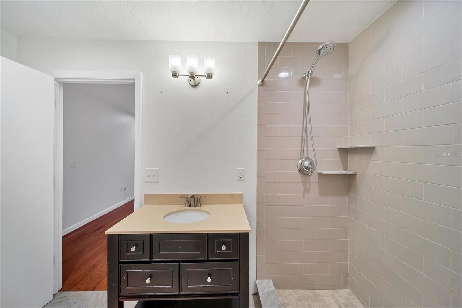 Bathroom with Washer and dryer