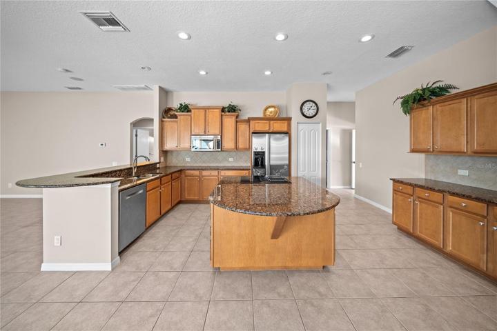 BEAUTIFUL KITCHEN WITH A BIG ISLAND