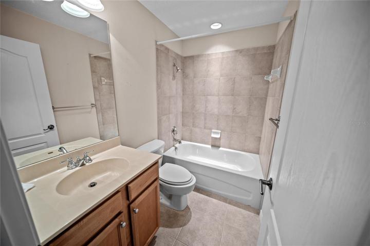 FULL BATHROOM OF THE BONUS ROOM (UPSTAIR)
