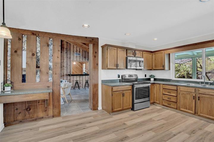 Eat in space, Built-in Desk,new LVP flooring & new paint