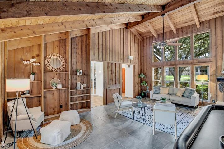 Front floor to ceiling double pane windows bringing in the light