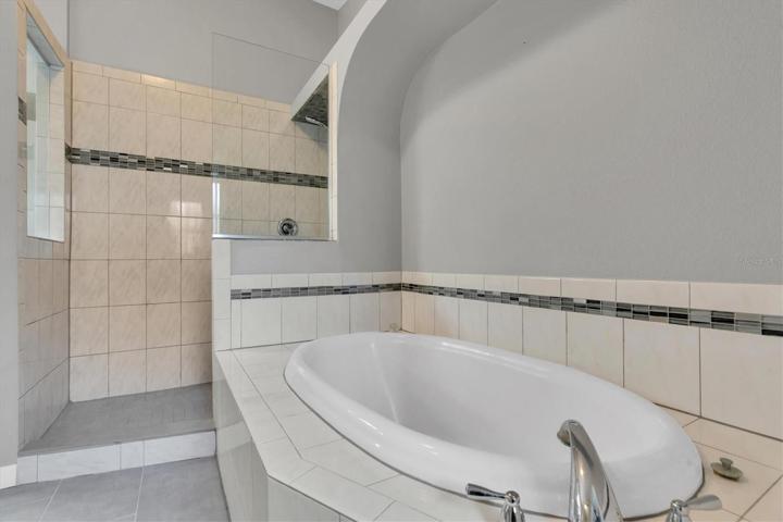 Soaking tub