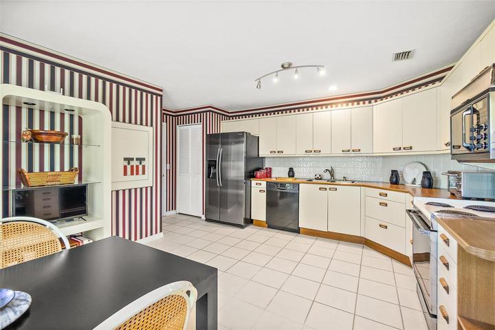 Grand Kitchen w/Tile Floors