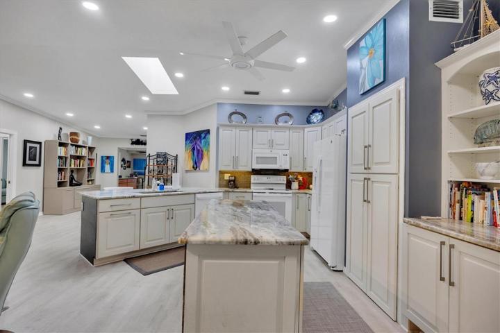 There's plenty of storage in this cheerful kitchen!