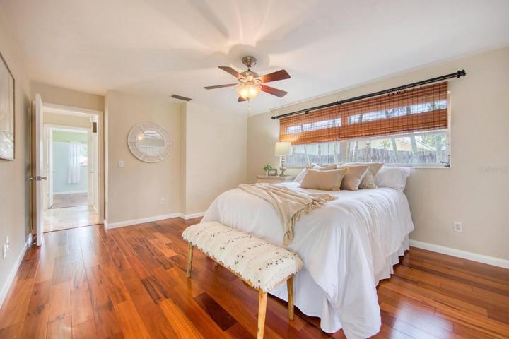 Plenty of room for king size furnishings in the master bedroom~