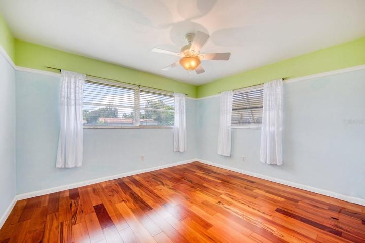 Large secondary bedroom with natural light~