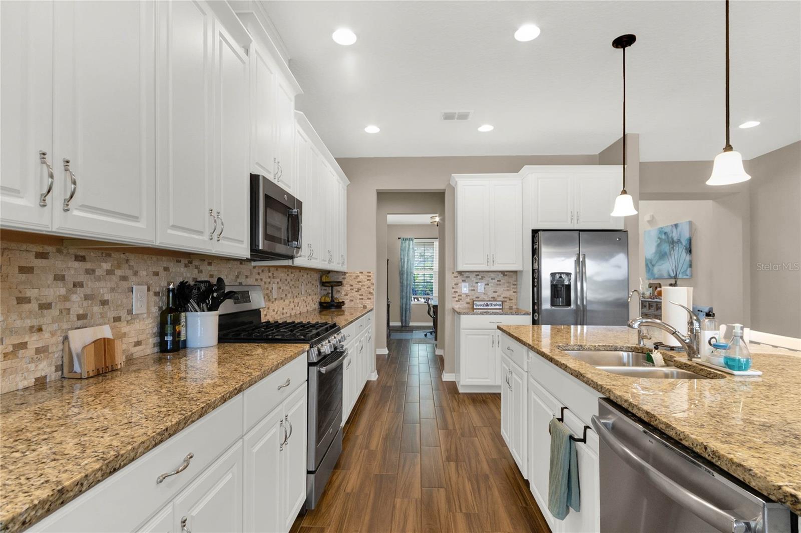 Plenty of Kitchen Space for Mullti Chefs and Entertaining.