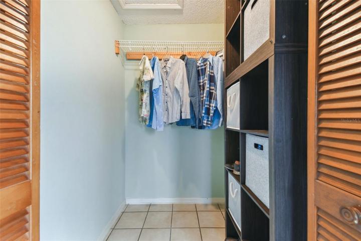 2nd bedroom walkin closet