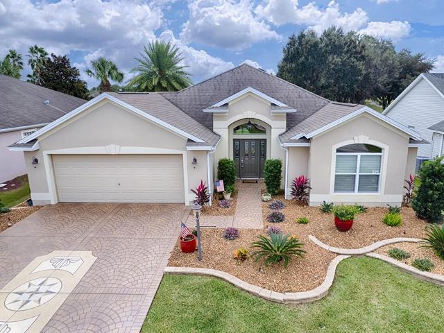 LOVELY 3/2 LANTANA DESIGNER HOME WITH GREAT CURB APPEAL, LANDSCAPING, AND CUSTOM STAMPED DRIVE AND WALKWAY!