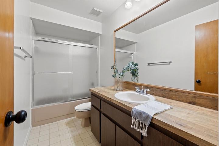 Second bathroom - 2nd floor