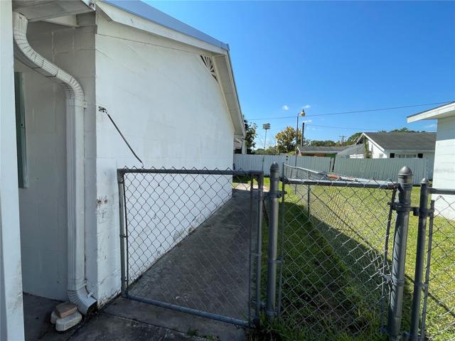 FENCED SIDE YARD