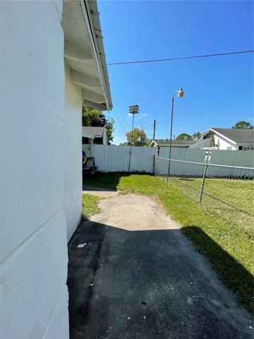 RIGHT SIDE YARD SIDEWALK