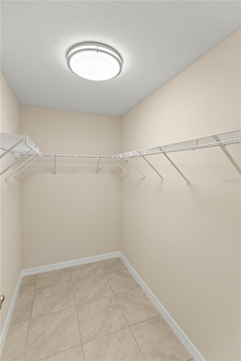 WALK-IN CLOSET