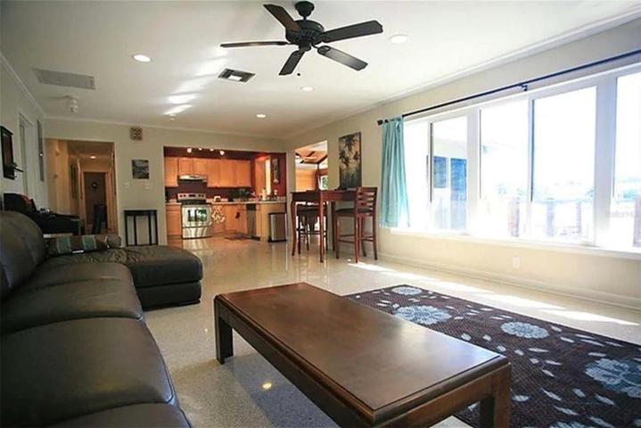 Spacious living room