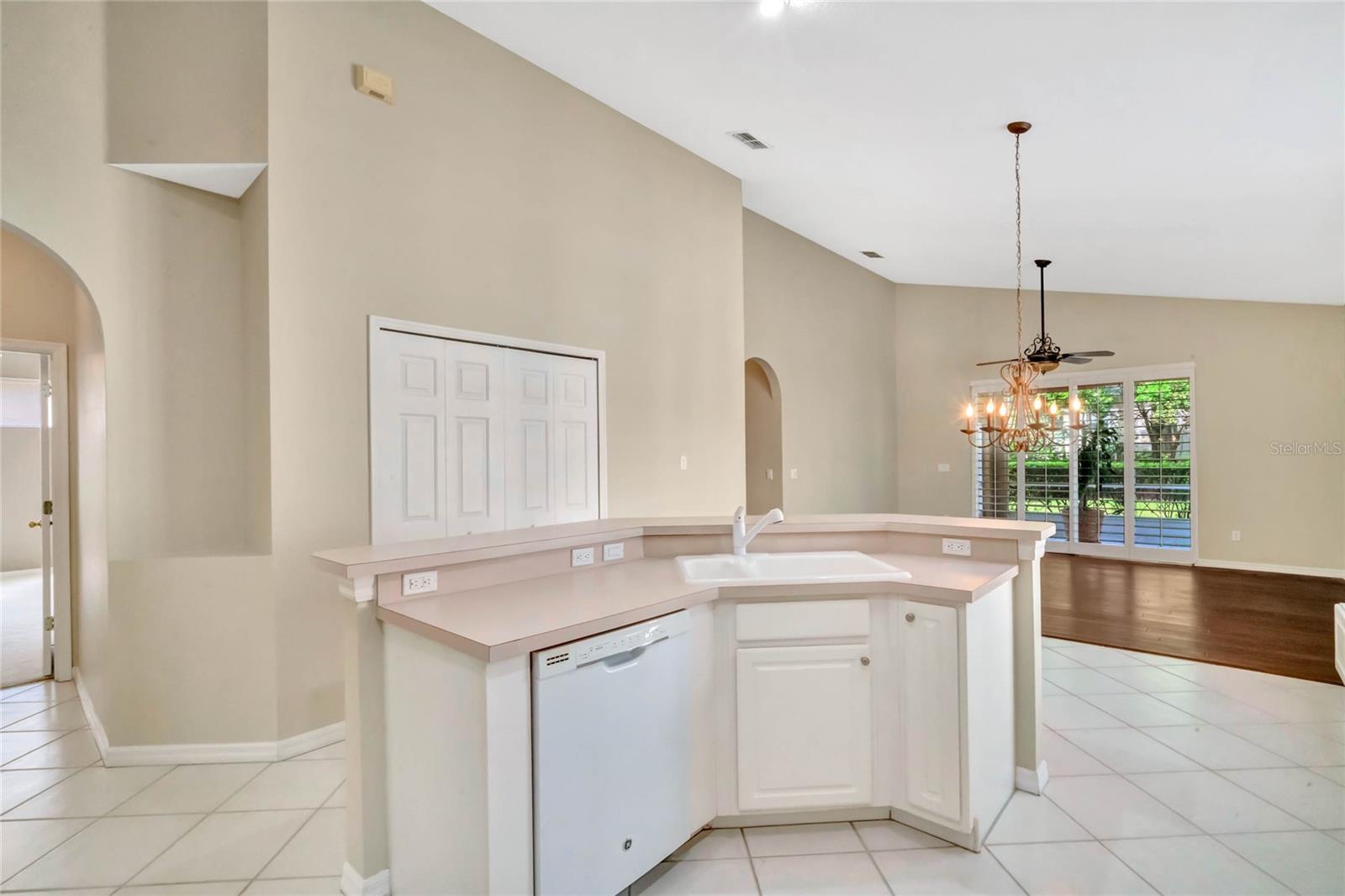 Kitchen island/breakfast bar