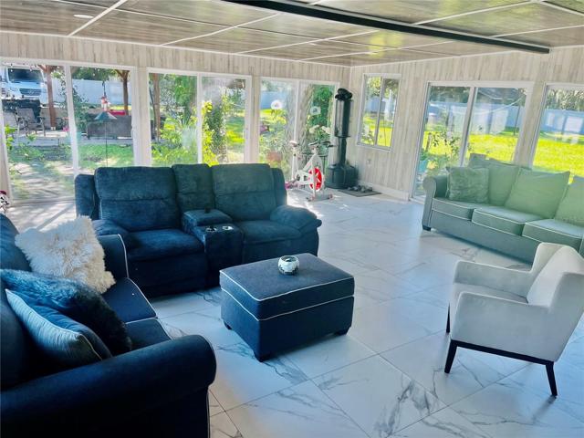 Family room - Wall to Wall Glass Room
