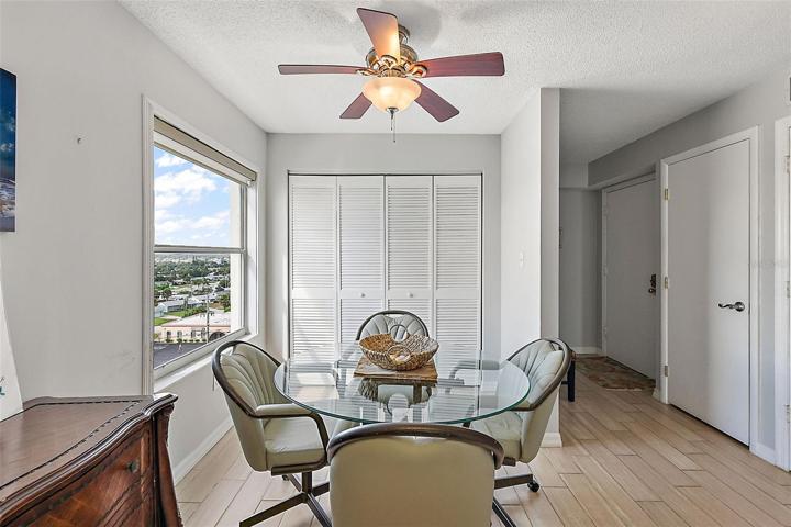 Breakfast Nook/Entry