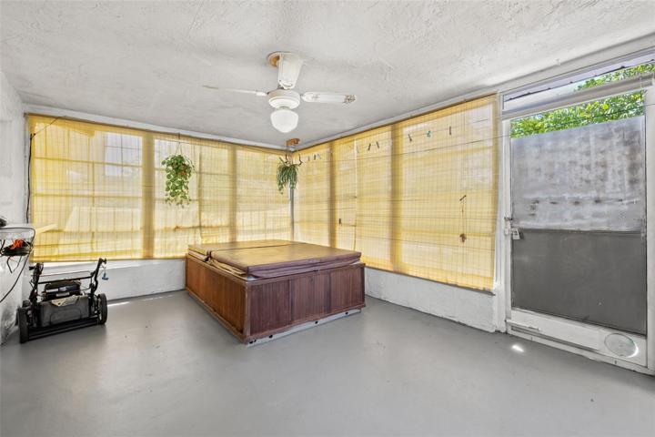 Sun Room w/ Jacuzzi (included)