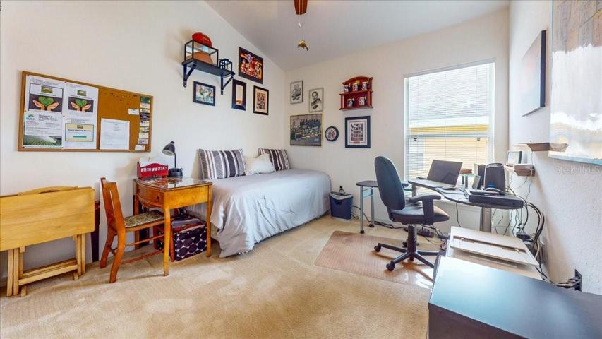 Bedroom/ Office