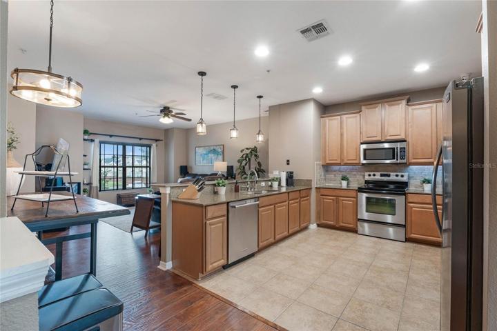 Open & bright kitchen/living layout