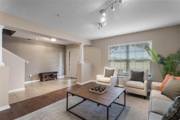 Bonus Room/Foyer - windows let the natural light in
