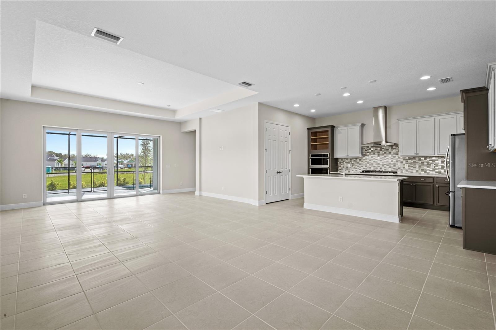 Open floorpan. Kitchen-dining room and great room combination.