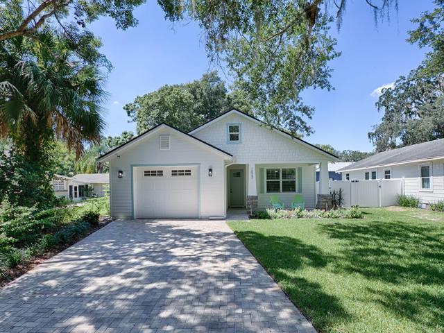 BUILT IN 2022 -- 3 BEDROOM, DEN/OFFICE, 2 BATH  "CRAFTSMAN" HOME LOCATED IN THE MOUNT DORA HISTORIC DISTRICT AND TUCKED BETWEEN BEAUTIFULLY RENOVATED CENTURY OLD HOMES.